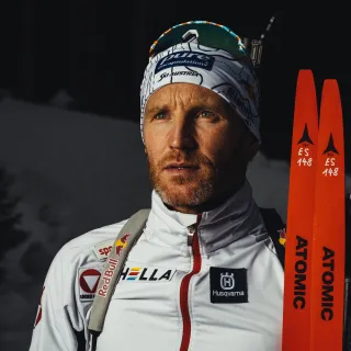 Simon Eder mit Ski