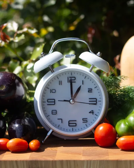 AdobeStock 282726641 Intervallfasten Uhr Essen Mahlzeit Gemüse Teller Obst Diät Gesunde Ernährung Ernährungsform